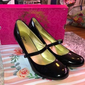 Candie’s size 11 black heels